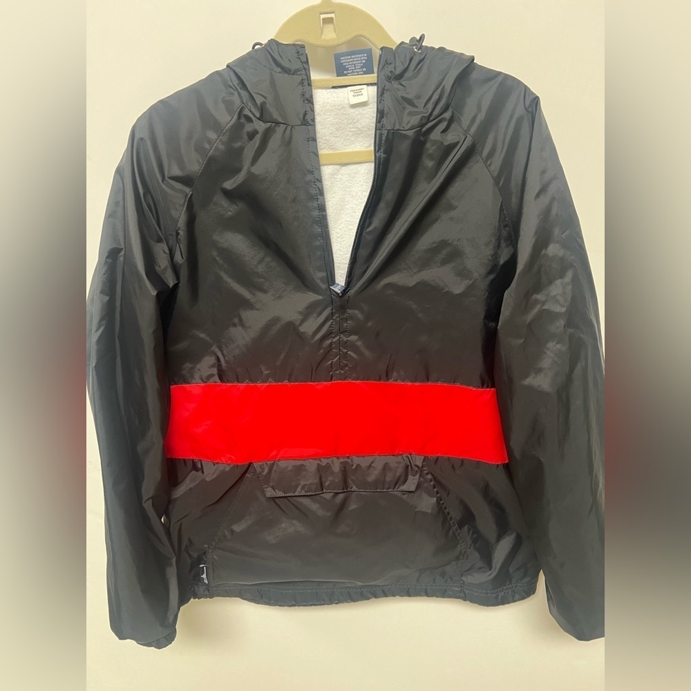 CHARLES RIVER APPAREL CLASSIC WINDBREAKER PULLOVER HOODED JACKET, 
BLACK/RED. SM